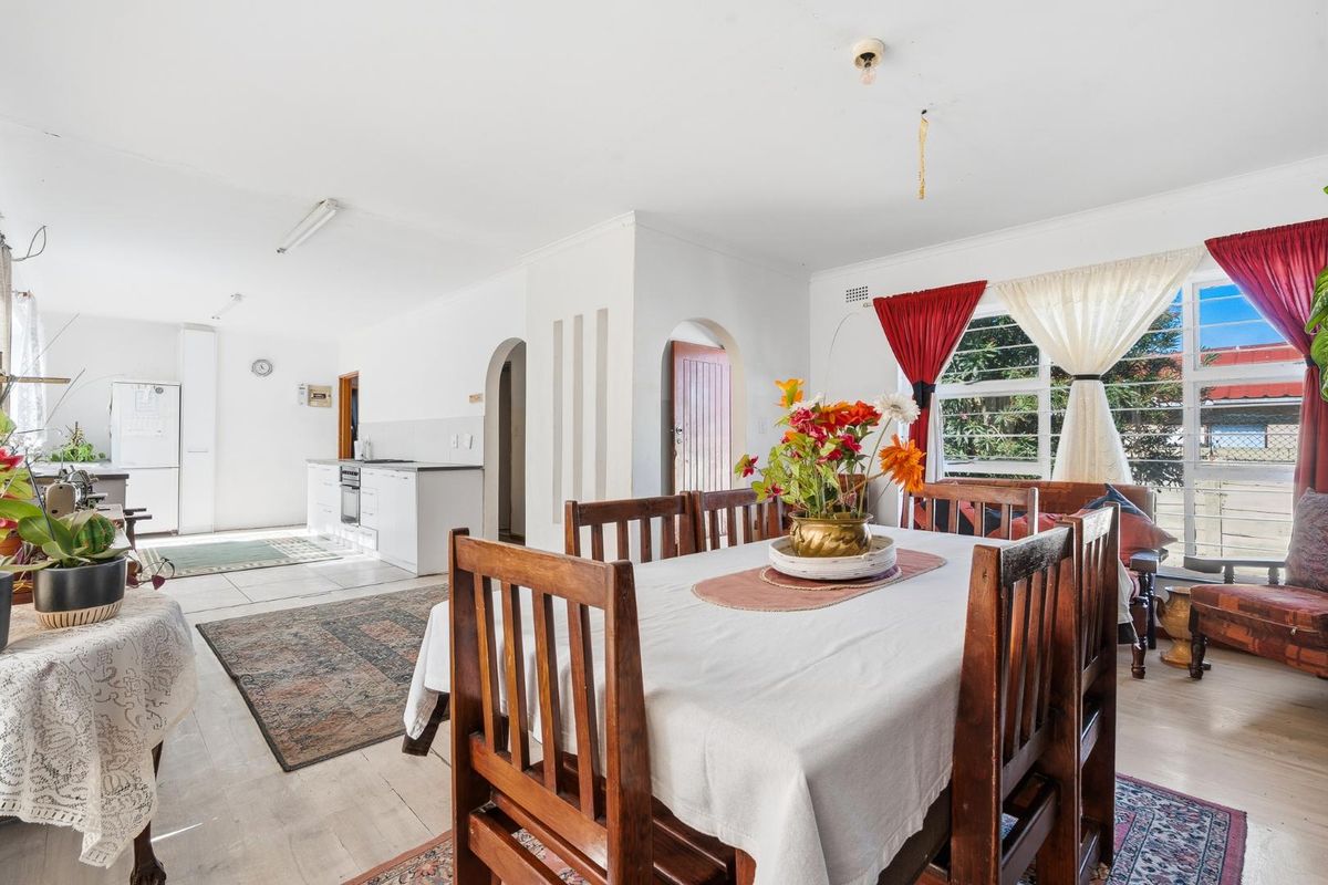 FREE STANDING CORNER HOME - 3 BEDROOMS - 2 BATHROOMS - BROOKLYN - Photo 2