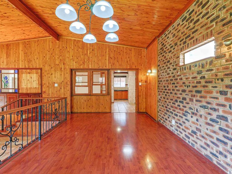 Elegant Family Living with Flatlet & Views in Prestigious Waterkloof Ridge - Photo 9