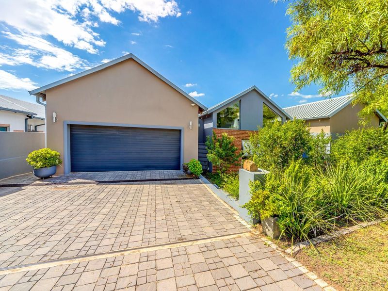 An Exquisite 4 Bed House For Sale in Copperleaf Golf Estate - Photo 2