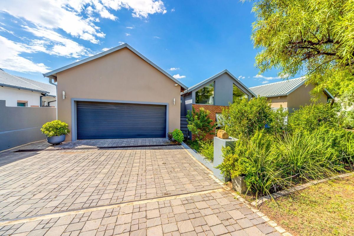 An Exquisite 4 Bed House For Sale in Copperleaf Golf Estate - Photo 2