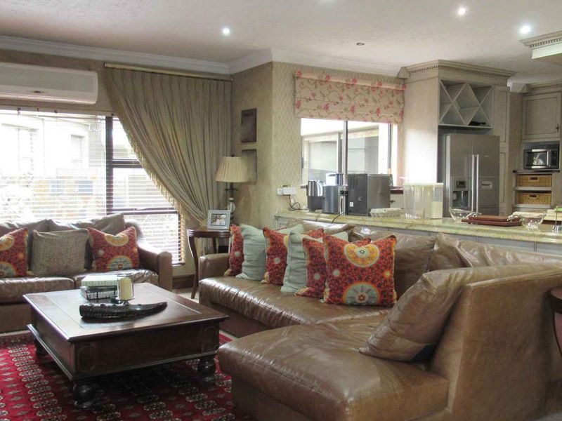 Experience opulence lifestyle in this Home overlooking a Golf Course in Ruimsig! - Photo 10