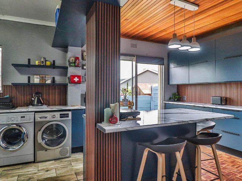 MODERN FAMILY HOME WITH EXTRA-LARGE BEDROOMS, SOLAR & PRIME LOCATION IN VERWOERDPARK - Photo 7