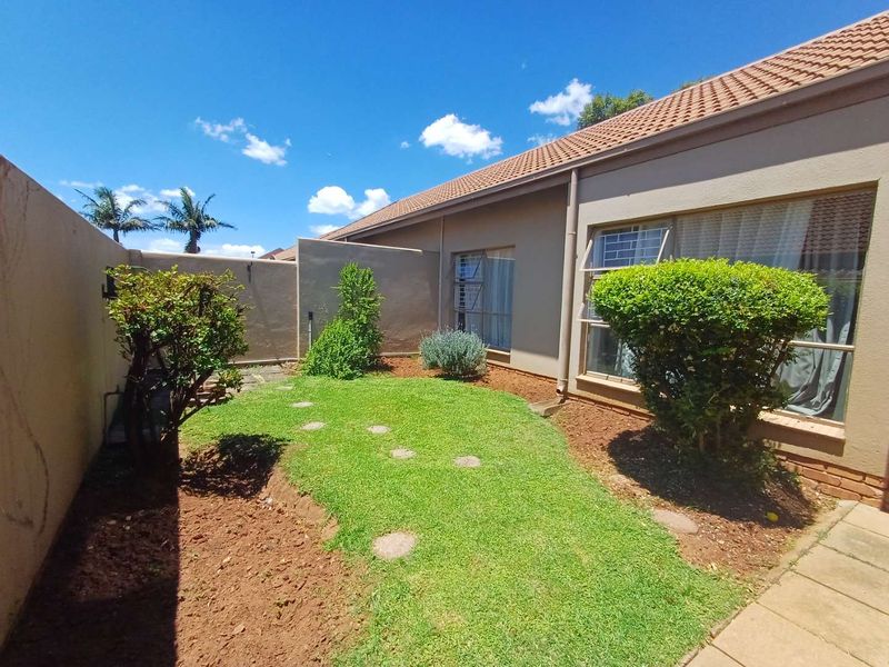 2 Bedroom Townhouse - Photo 2