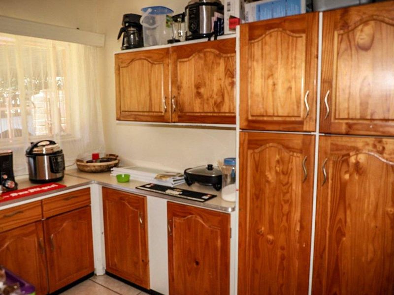 Spacious 4-Bedroom Family Home on a Large 2,250m2 Stand - Photo 10