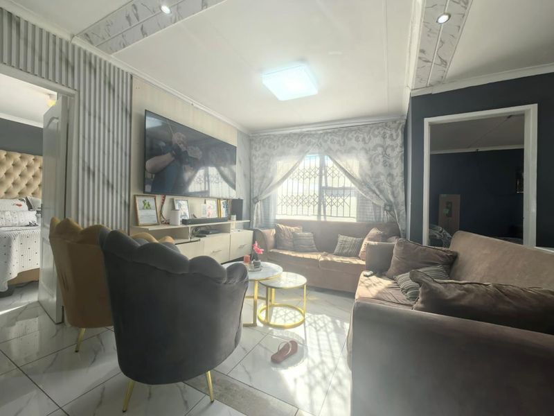 THREE BEDROOM HOME FOR SALE IN SPRINGS - Photo 9
