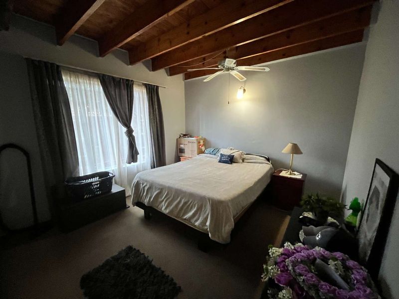 Lovely townhouse in secure guarded complex - Photo 6