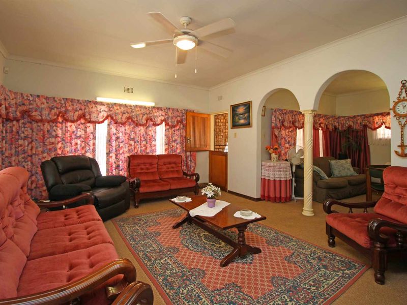 Low maintenance Facebrick Home with Bachelor Flat - Photo 6