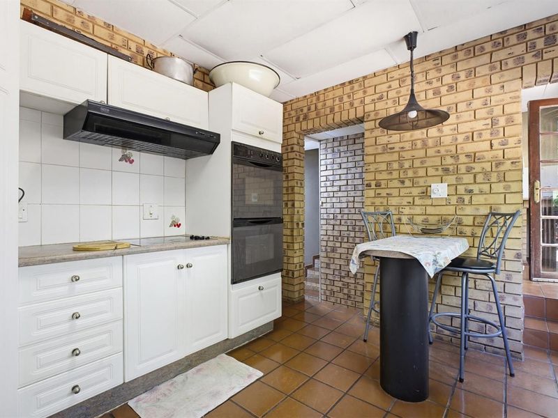 **4 Bedroom House For Sale in Glenvista, Johannesburg** **A Big Kind of Difference in Glenvista!** - Photo 10