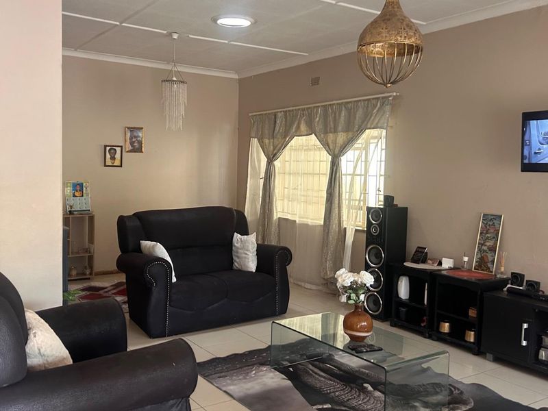 Big, Bold & Beautiful — Symhurst Living at Its Finest! - Photo 5