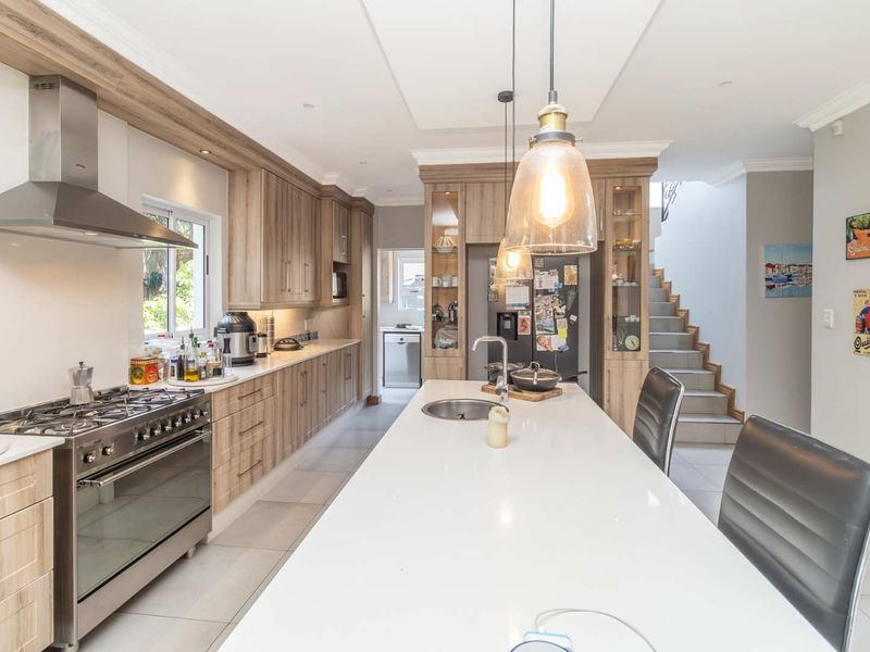 Elegant 4 Bedroom Family Home to Rent in Helderfontein Eco Estate - Photo 7