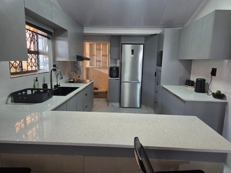 Comfy 4-Bed Home in Shallcross – Perfect for Families! - Photo 1