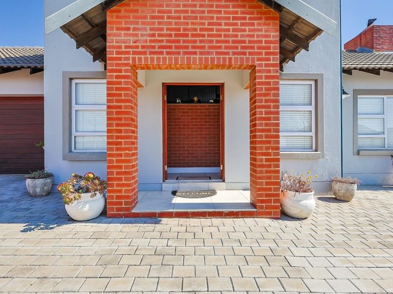 Stunning Family Oasis in Country View Estate – Your Dream Home Awaits! - Photo 5