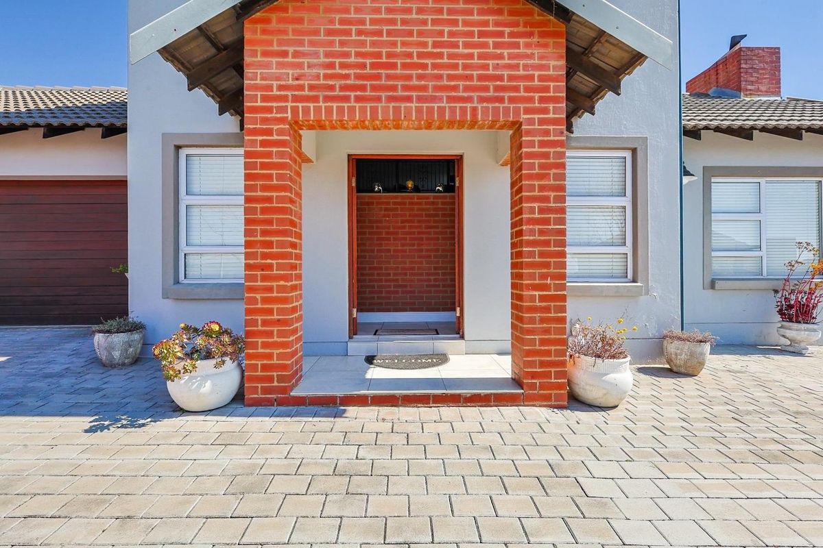 Stunning Family Oasis in Country View Estate – Your Dream Home Awaits! - Photo 5