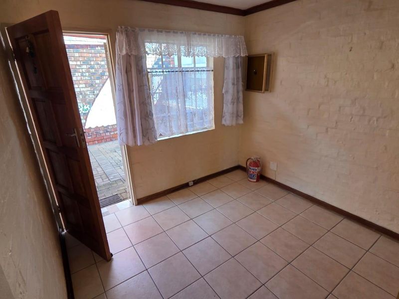 Charming & Secure Low-Maintenance Townhouse – Perfect Starter Home or Investment! - Photo 8