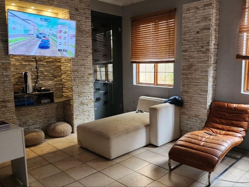 "Elegance Meets Comfort in Rock cliff Estate" - Photo 9