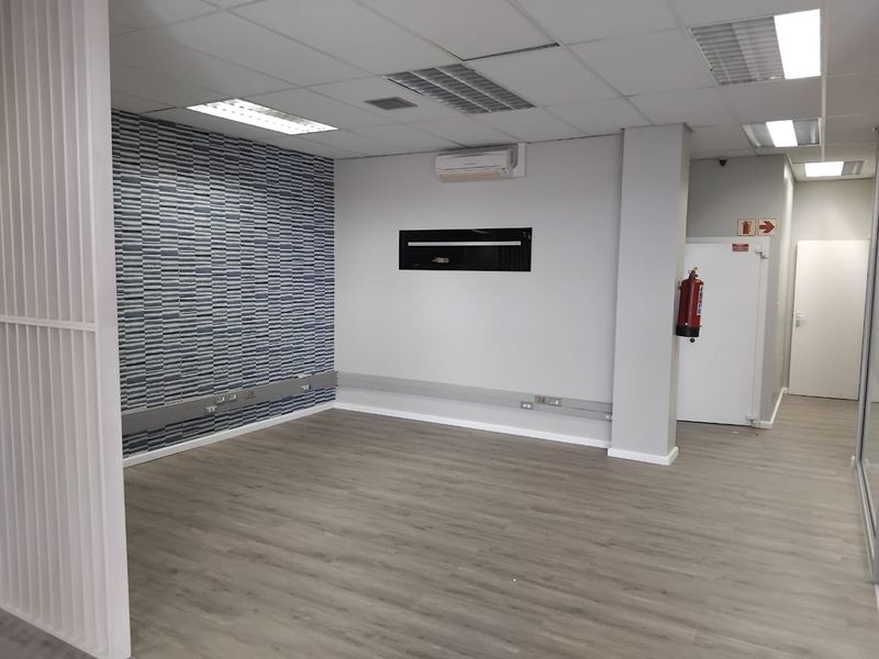 Modern & Spacious Commercial Office Space To Rent - Photo 3