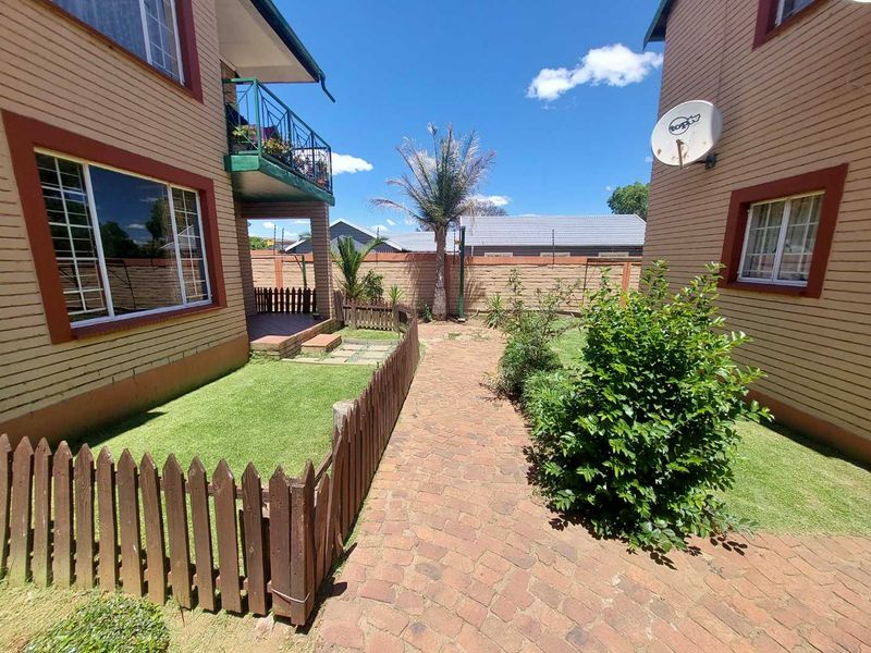 BARGAIN BUY  ! IDEAL FOR SINGLES/ A COUPLE or SMALL FAMILY! 64m2 2 Bedroom Townhouse in Alberton - Photo 3