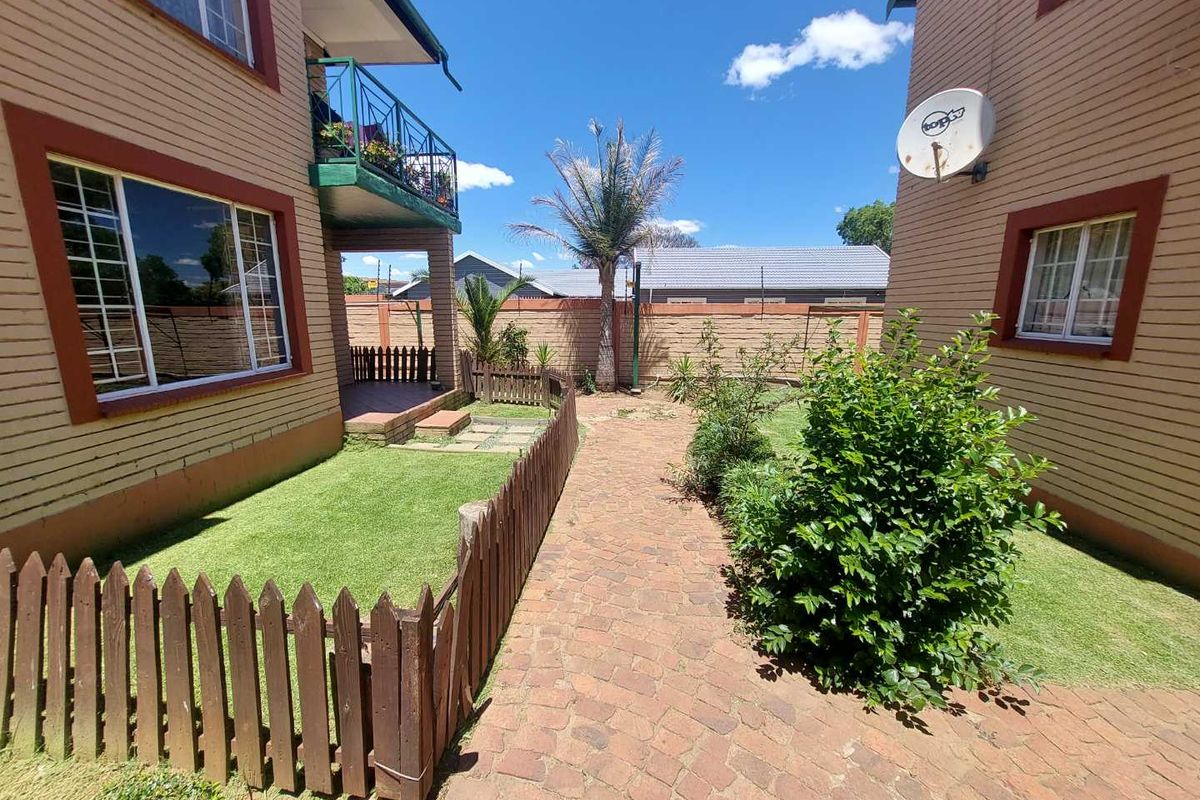 BARGAIN BUY  ! IDEAL FOR SINGLES/ A COUPLE or SMALL FAMILY! 64m2 2 Bedroom Townhouse in Alberton - Photo 3