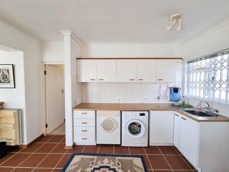 Spacious Oceanfront Family Retreat in Sandbaai - Photo 10