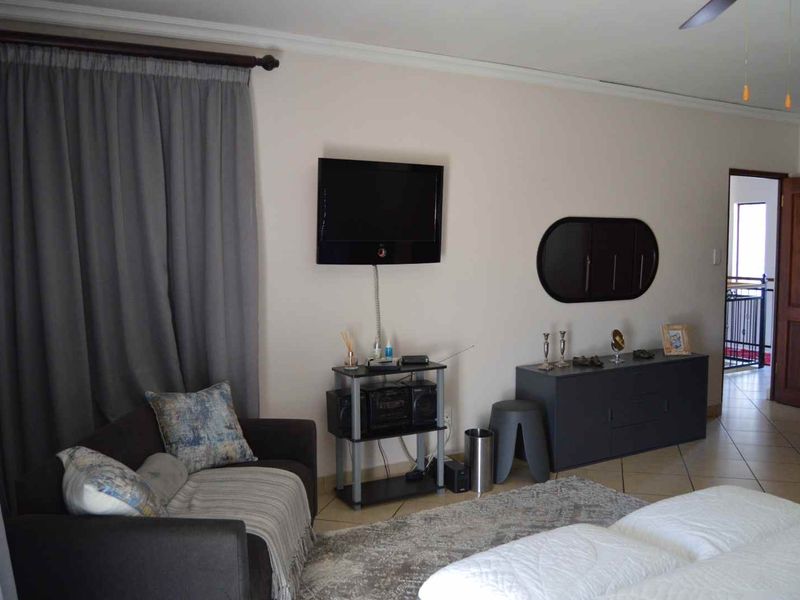 Beautiful double-storey 4-bedroom house - Photo 8