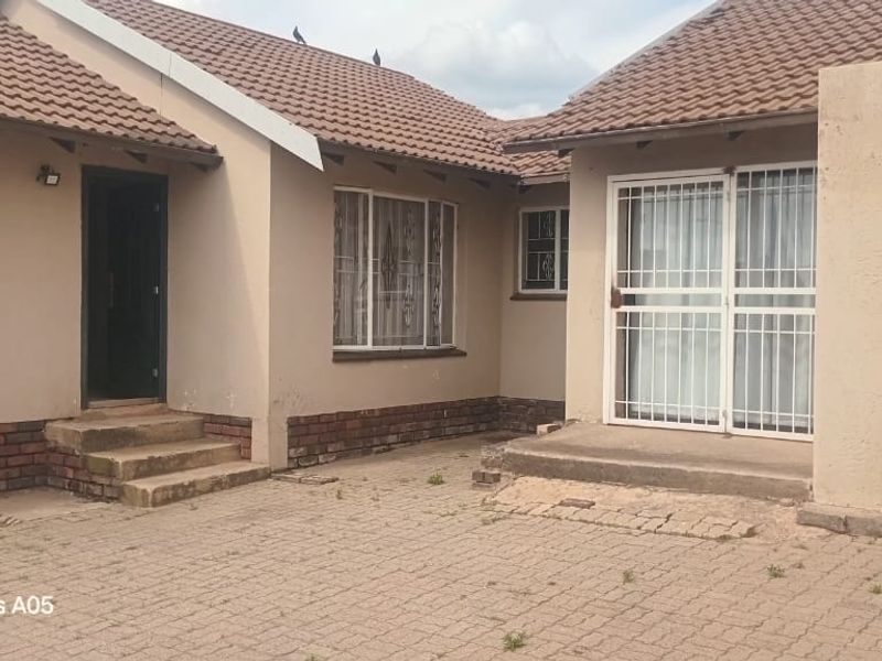 All I want for Christmas is a Big Corner House In Kagiso. - Photo 4