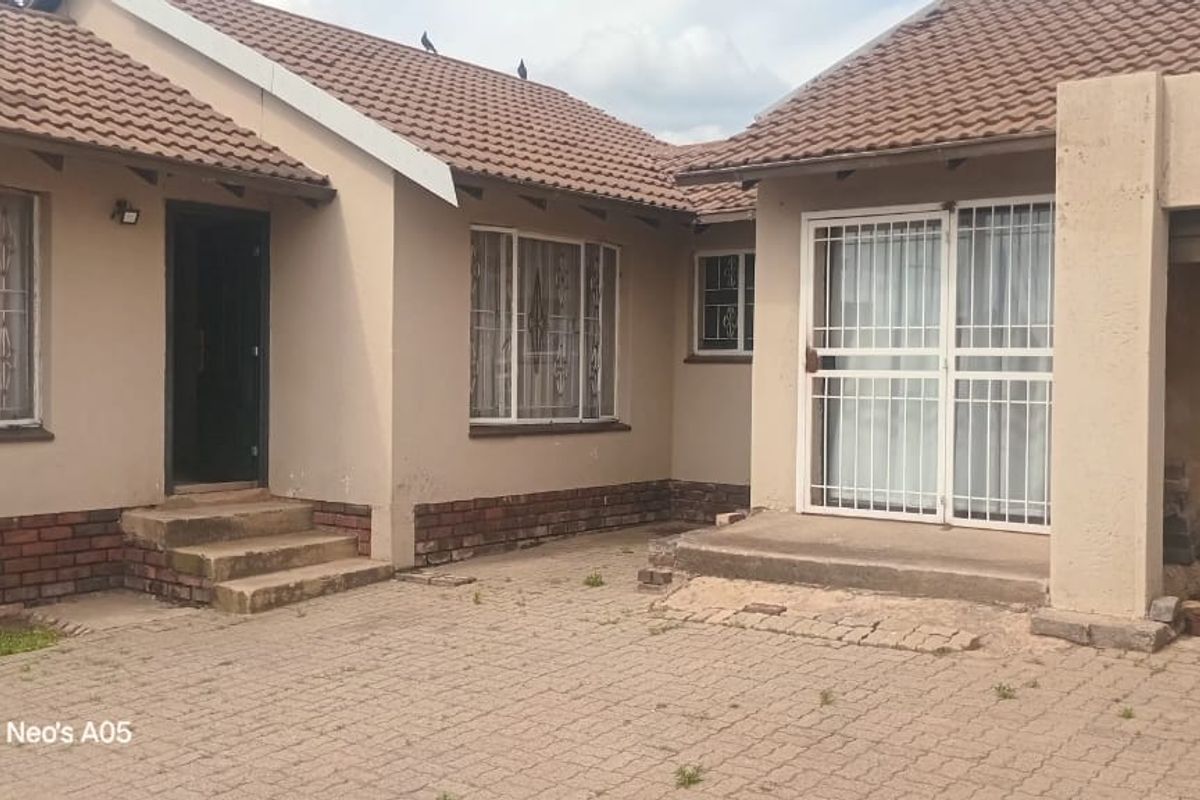 All I want for Christmas is a Big Corner House In Kagiso. - Photo 4