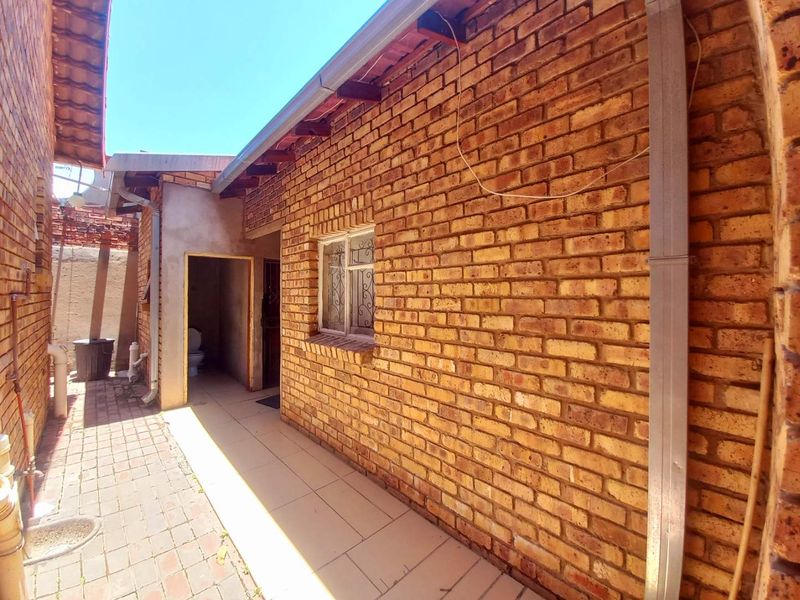 Three bedrooms house for sale in Atteridgeville - Photo 6