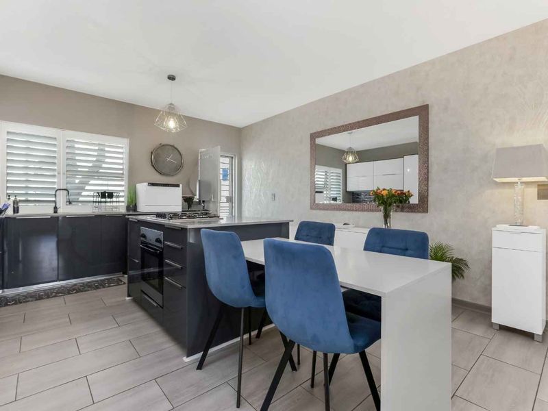 TURN THE KEY TO STYLISH DUPLEX LIVING, BOASTING MODERN DESIGN AND FLAWLESS PRESENTATION - Photo 6