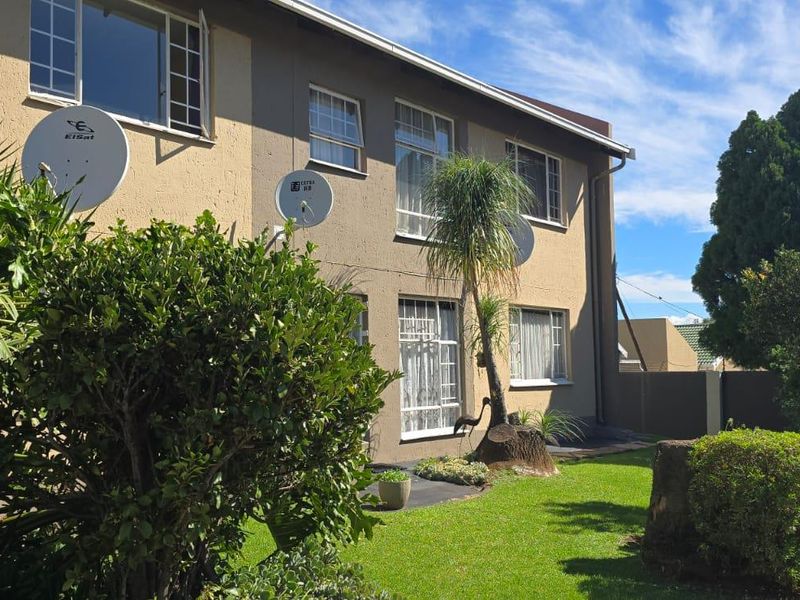 This lock up and go Investment upstairs unit is up for grabs in a 24 security complex. - Photo 1