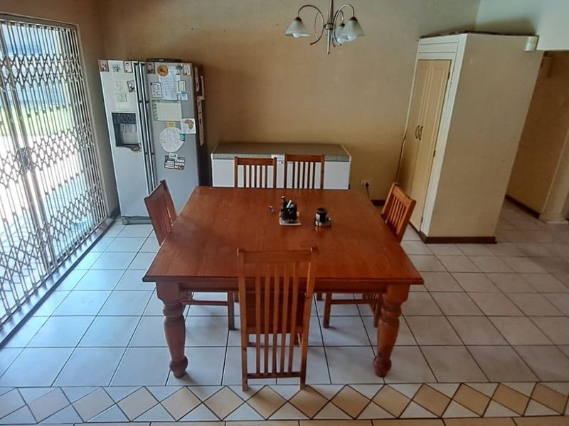 Spacious 5-Bedroom Family Home with Pool & Modern Finishes - Photo 4