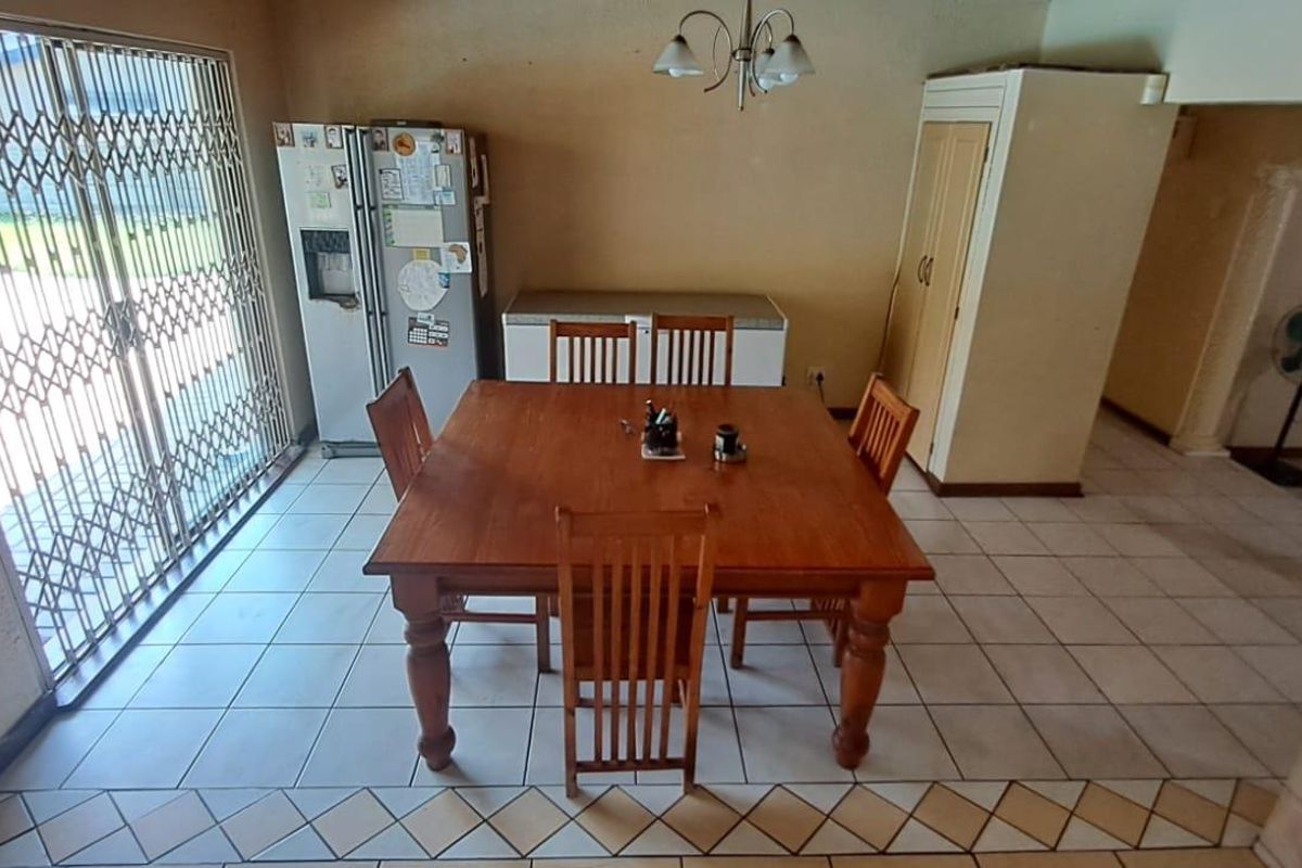 Spacious 5-Bedroom Family Home with Pool & Modern Finishes - Photo 4