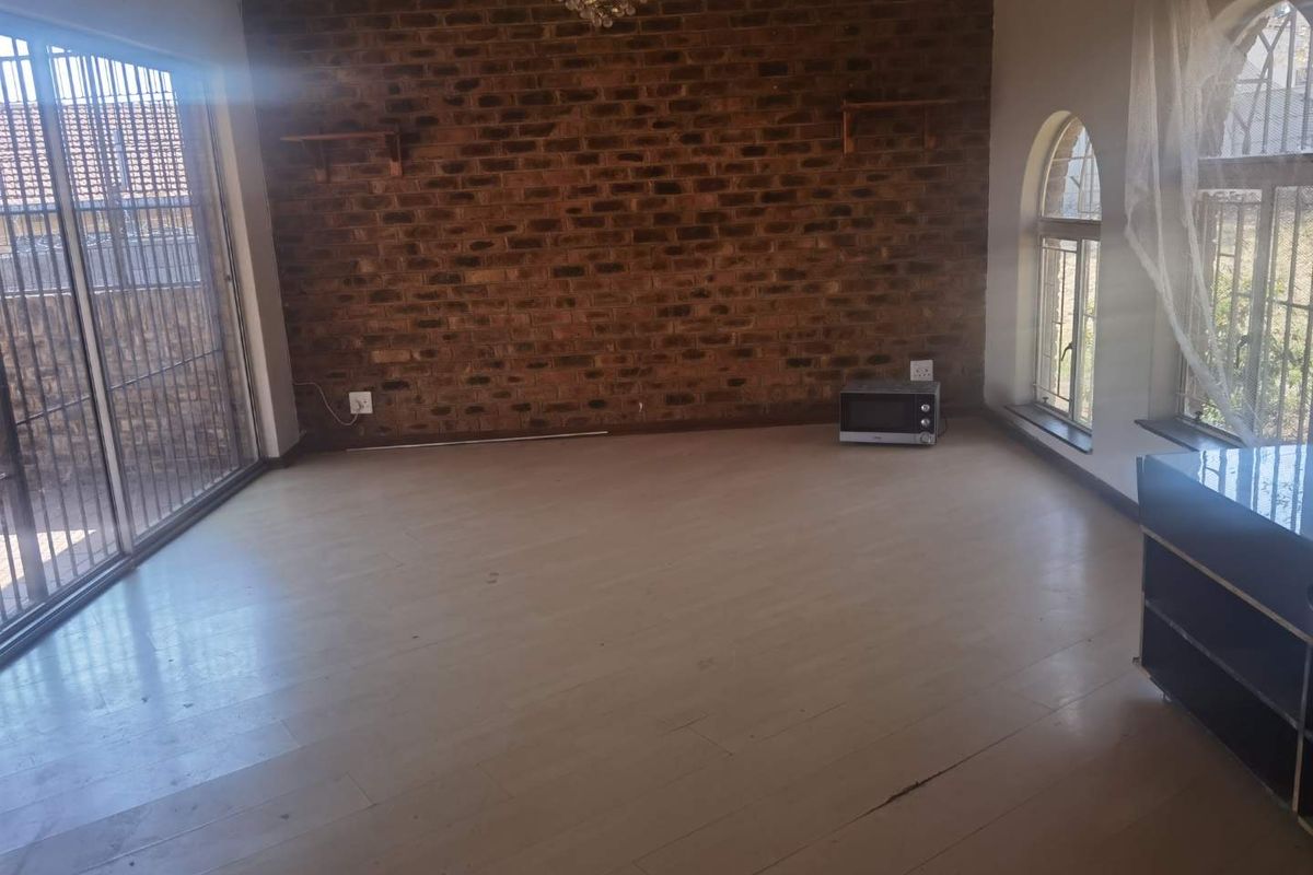 Low maintenance home for sale in Esther Park - Photo 4