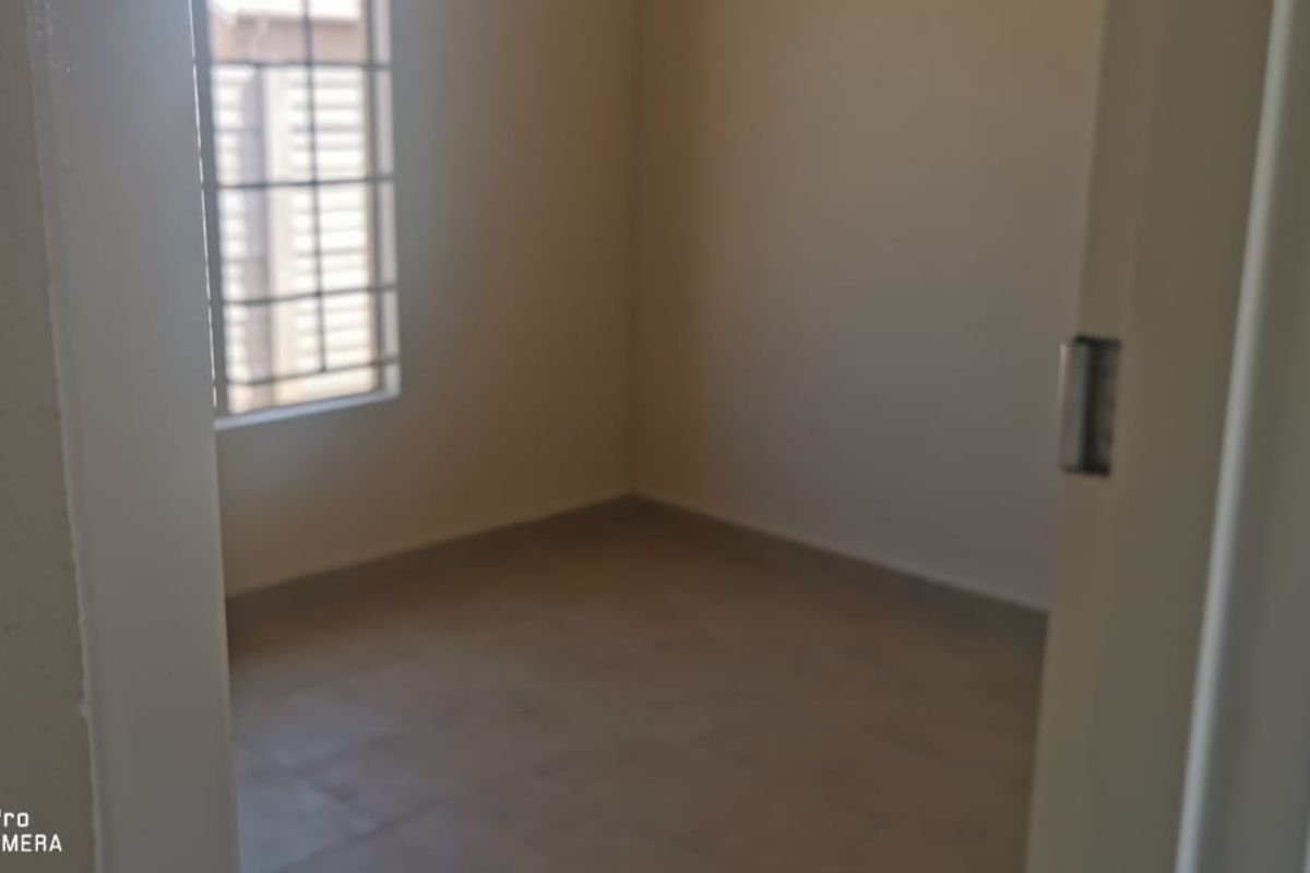 Charming 2-Bedroom Home in Peaceful Palm Ridge! - Photo 3