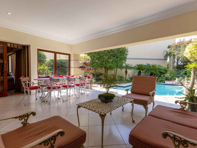 PRESTIGIOUS, HIGH-END TROPHY RESIDENCE IN A SERENE AND PEACEFUL LOCATION - Photo 9