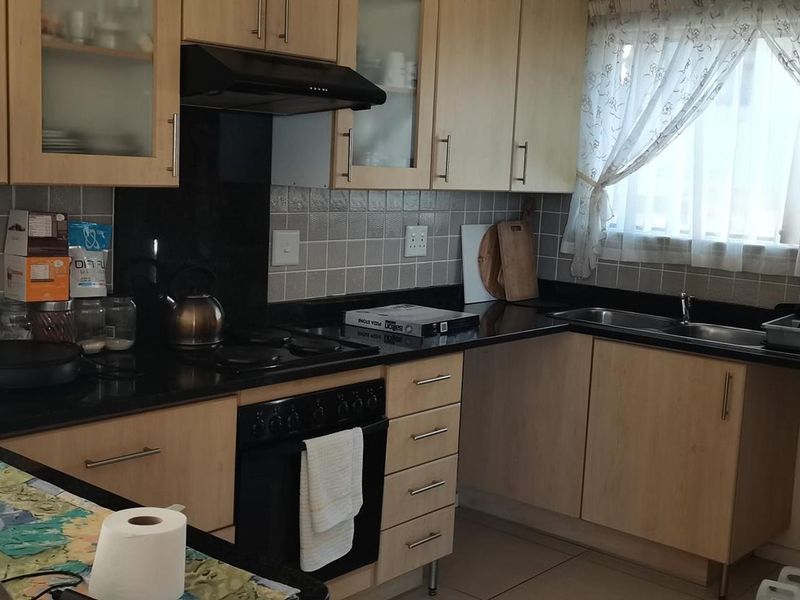 Lovely Townhouse: Secure Complex, Modern Comforts! - Photo 6