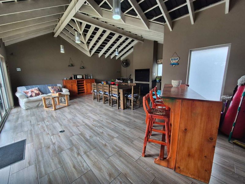 Modern home with all the bells and whistles - Photo 3