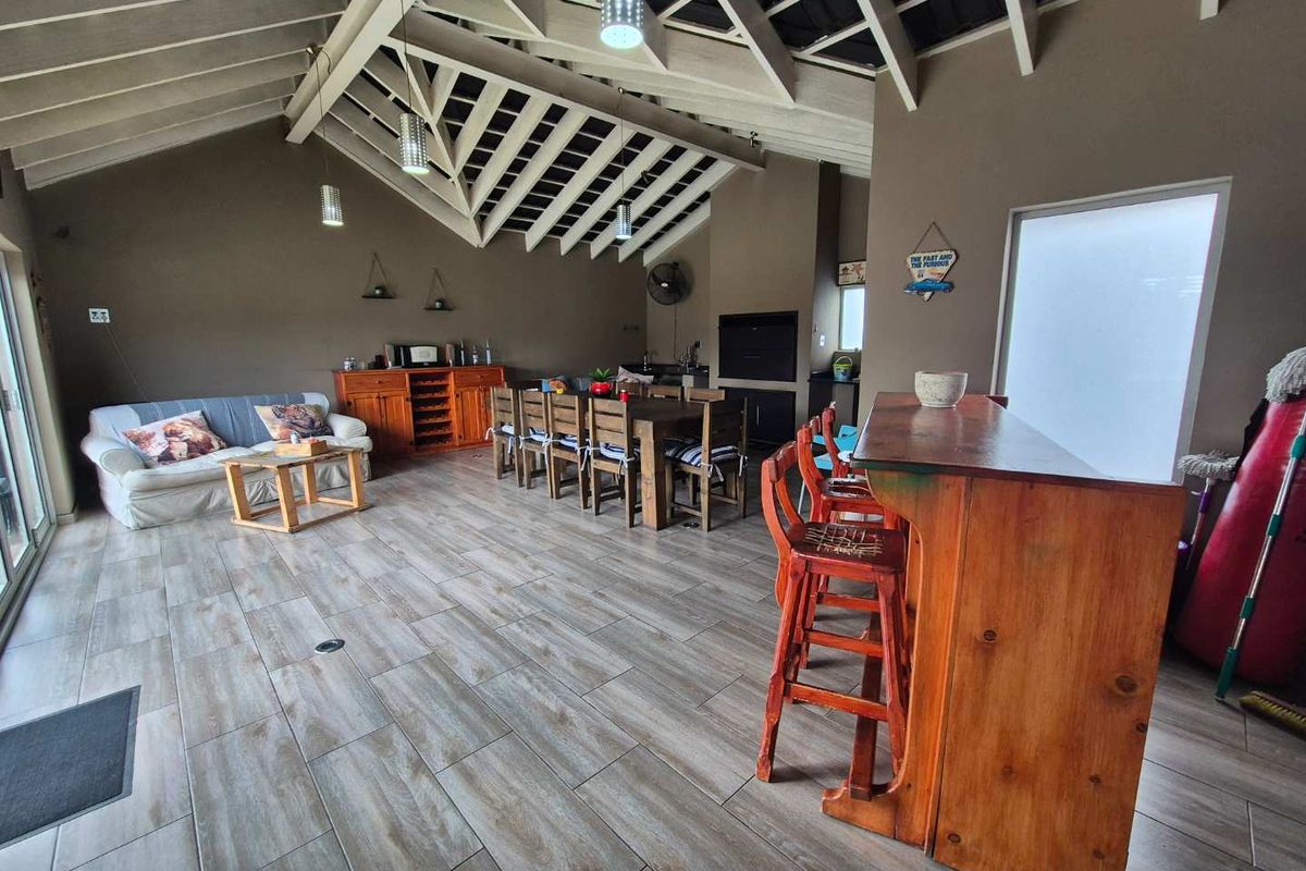 Modern home with all the bells and whistles - Photo 3