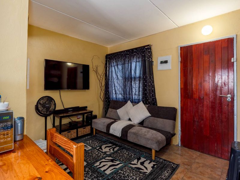 2 Bedroom Property Available in Delft - Photo 2