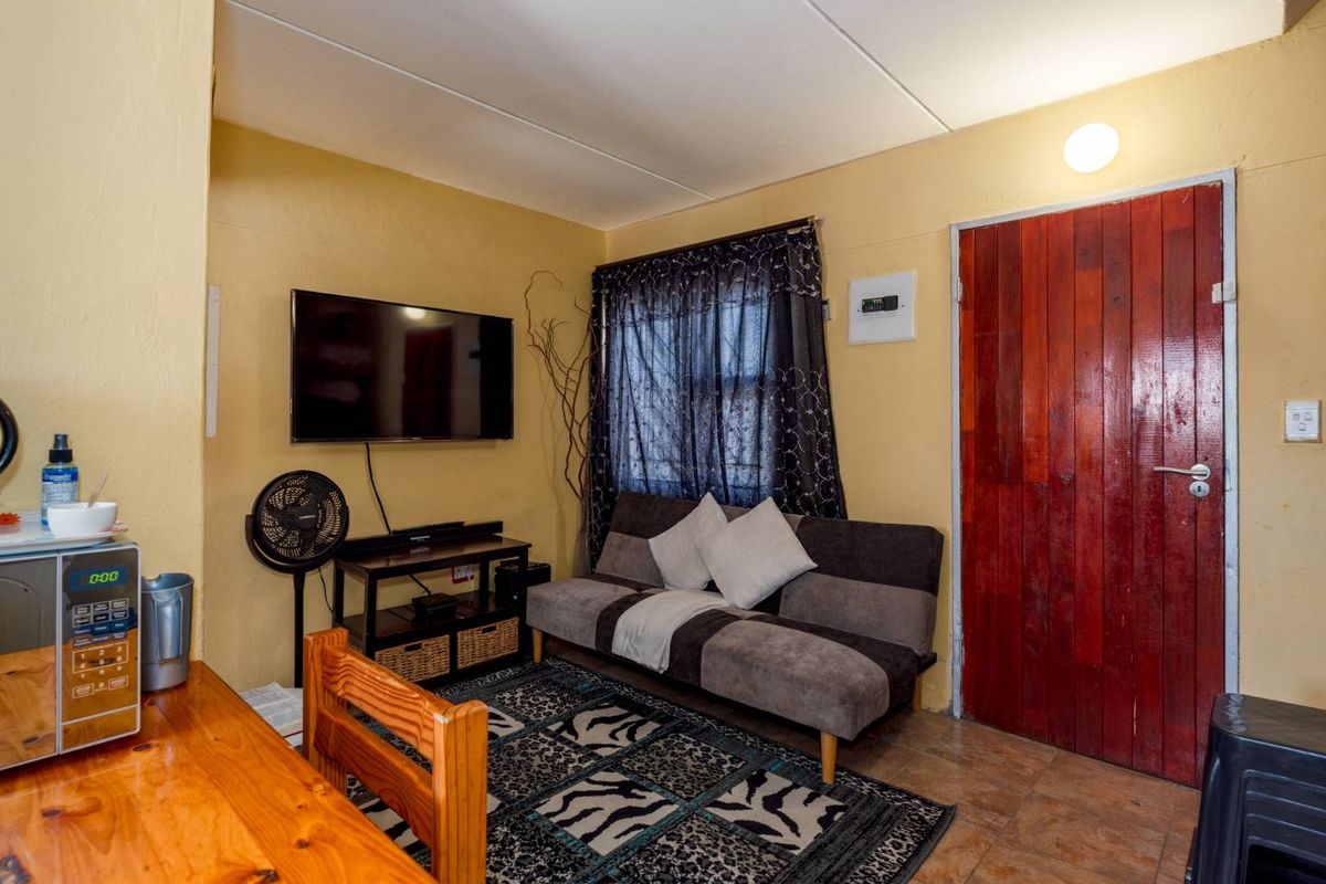 2 Bedroom Property Available in Delft - Photo 2