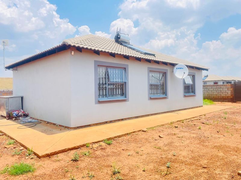 Stunning Corner House with a Big Yard!! - Photo 5