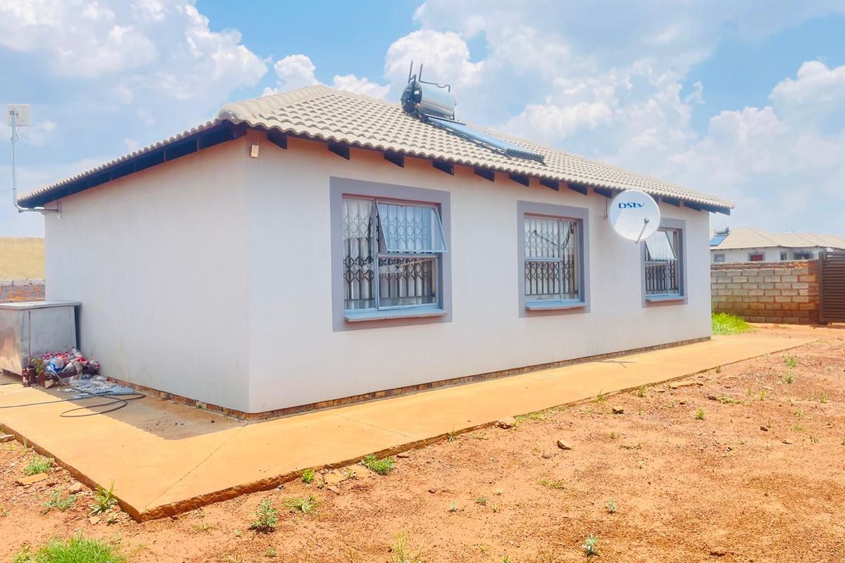 Stunning Corner House with a Big Yard!! - Photo 5