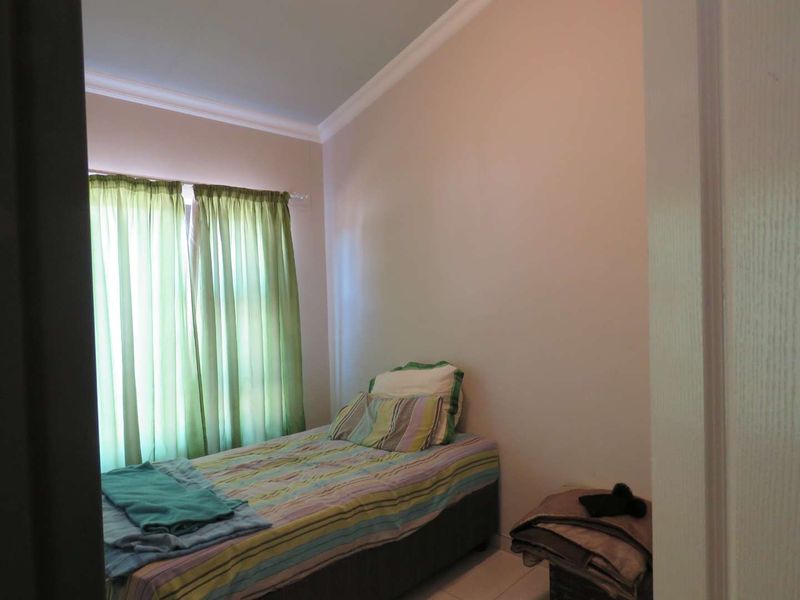 Spacious 3-Bed Family Home with Modern Kitchen & Solar Geyser - Photo 5