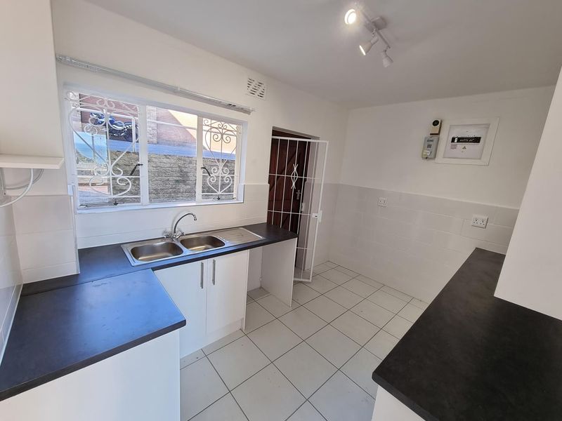 Unfurnished 3-Bedroom Apartment To Rent in Camps Bay - Photo 9