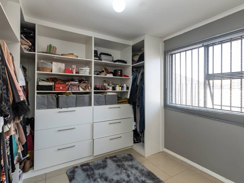 Family Home with Separate Entrance - Photo 5