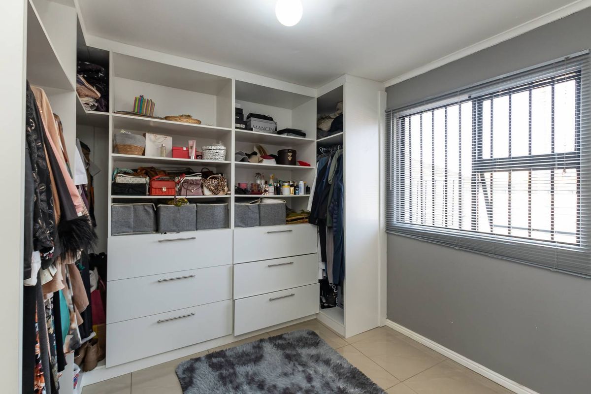 Family Home with Separate Entrance - Photo 5