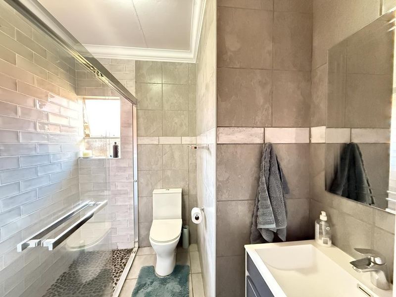 Prime 3 Bedroom Townhouse in Constantia Kloof with Solar and Double Garage - Photo 8