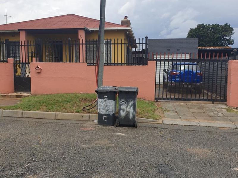 Stunning home with 2 bedroom flatlet in a safe area! - Photo 2