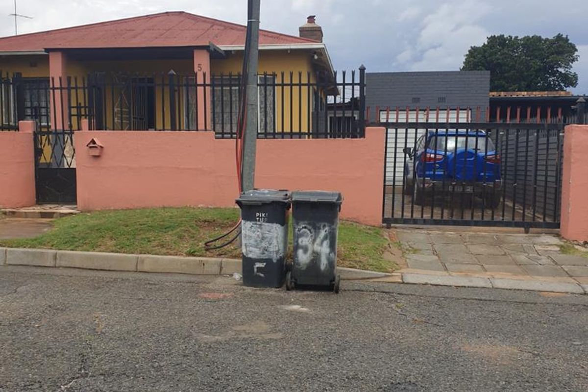 Stunning home with 2 bedroom flatlet in a safe area! - Photo 2