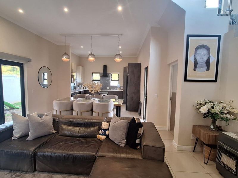 Beautiful, 3-bedroom double-storey home in Ferndale. - Photo 2