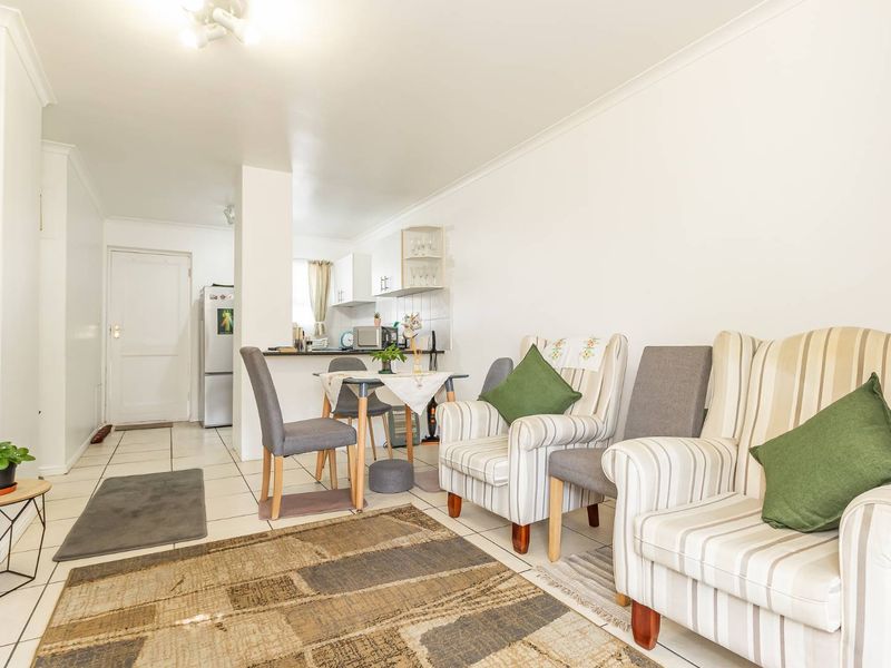 Ideal Lock-Up-and-Go Ground-Floor Apartment - Photo 5